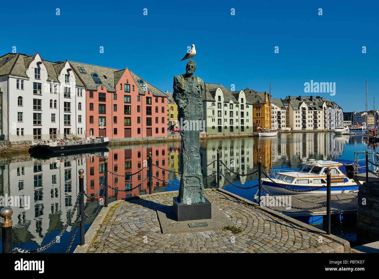 Statue vor der alte Hafen mit historischem Jugendstil Gebäuden, Ålesund, Norwegen, Europa Stockfoto