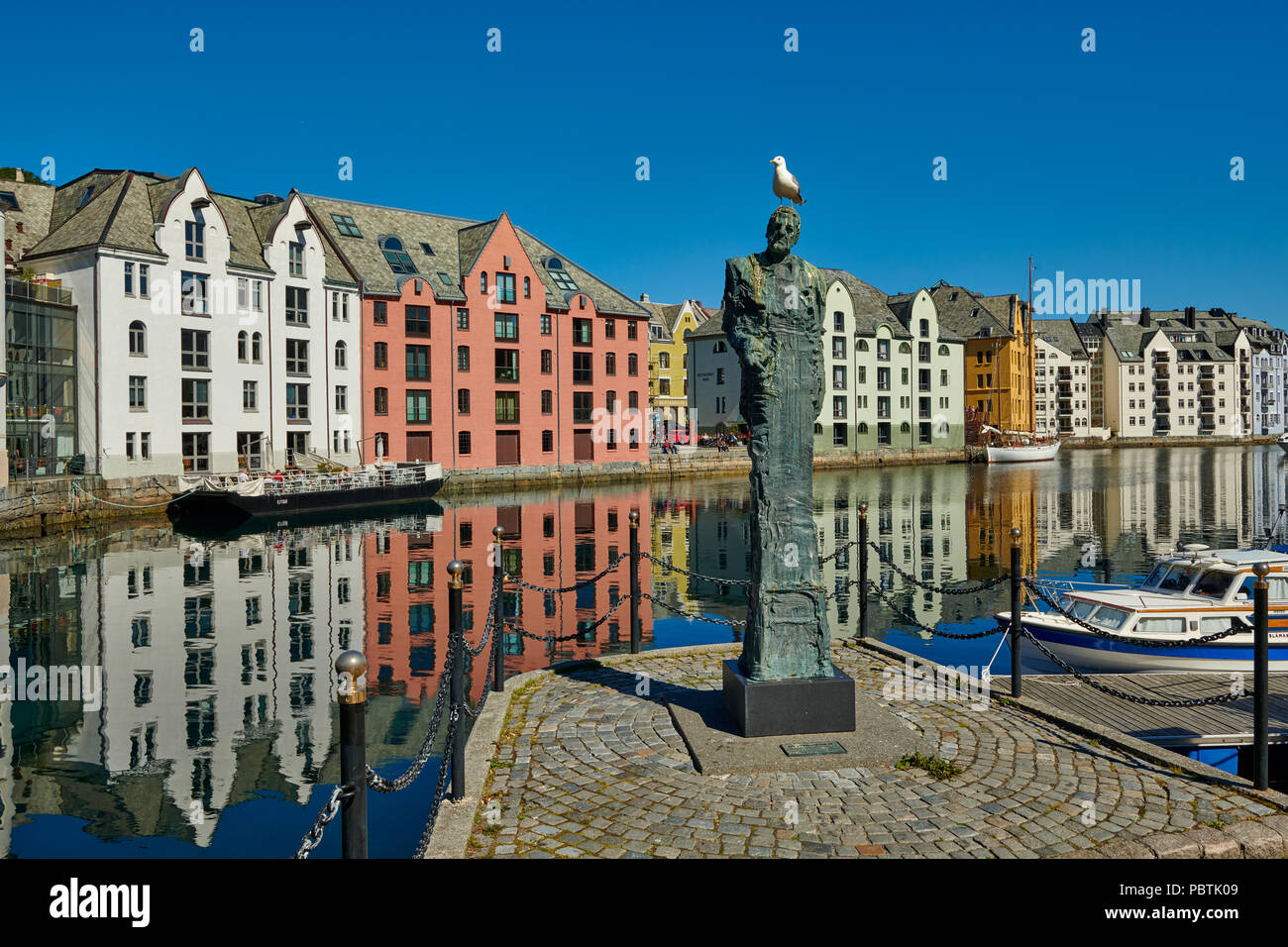 Statue vor der alte Hafen mit historischem Jugendstil Gebäuden, Ålesund, Norwegen, Europa Stockfoto