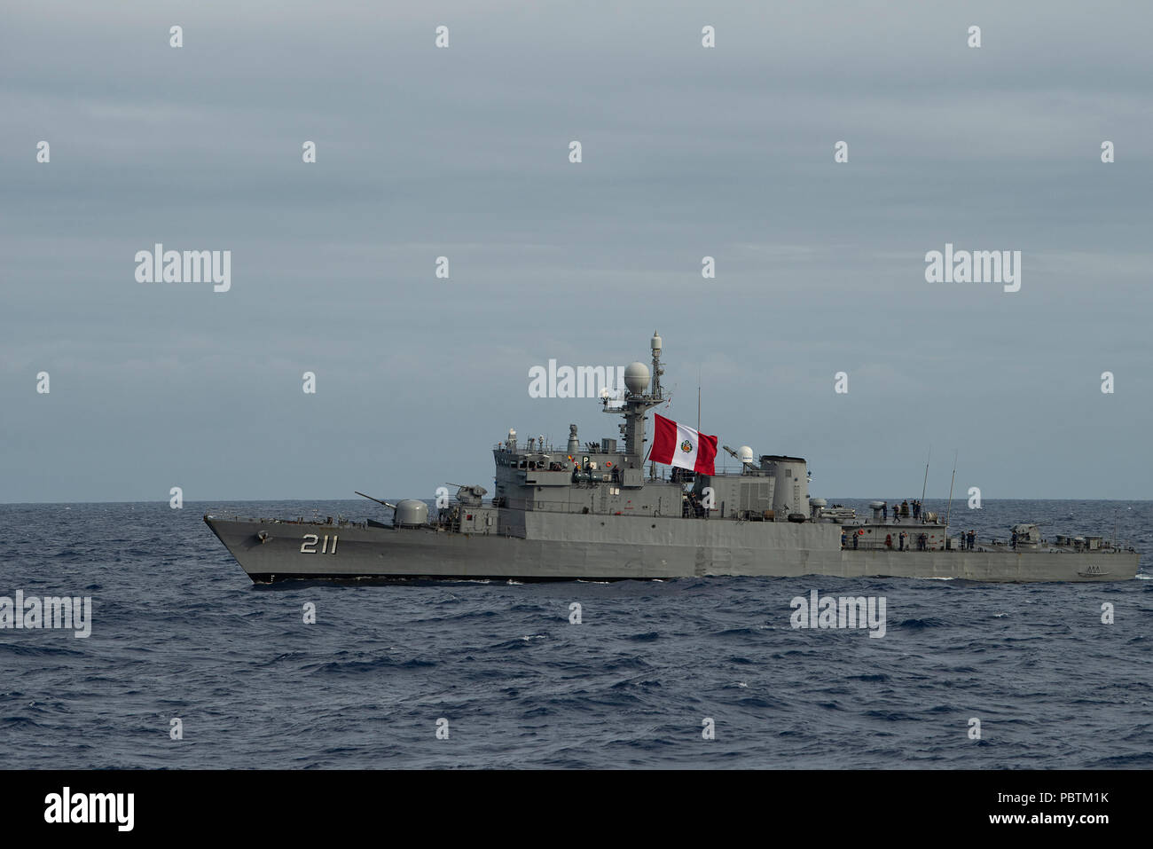 180726-N-ZA 692-0004 PAZIFISCHER OZEAN (26. Juli 2018) Peruanische Marine maritime Patrol Boot BAP Ferre Kreuzfahrten (PM211), die sich in der Ausbildung für Rim der Pazifik (Rimpac) Übung 26. Juli 2018. 25 Nationen, 46 Schiffe, 5 U-Boote, über 200 Flugzeuge und 25.000 Angestellte beteiligen sich an Rimpac vom 27. Juni bis 2. August in und um die hawaiischen Inseln und Südkalifornien. Die weltweit größte internationale maritime Übung RIMPAC bietet eine einzigartige Ausbildung während der Förderung und Erhaltung der kooperative Beziehungen unter den Teilnehmern von entscheidender Bedeutung für die Gewährleistung der Sicherheit der Seewege Stockfoto