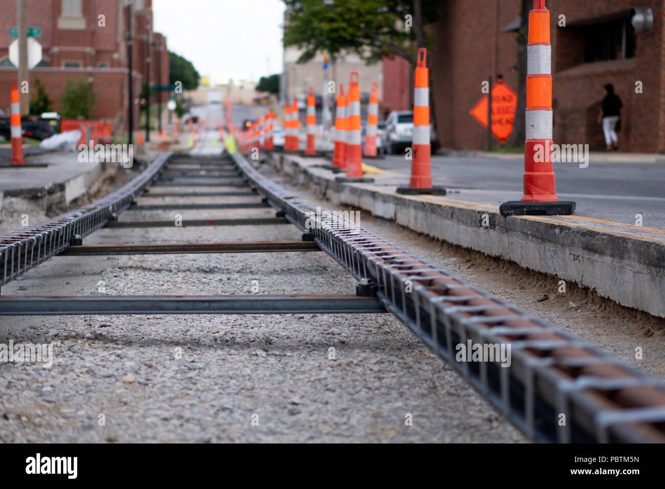 Foto einer Straße Auto Track im Bau in Oklahoma City. Schuß niedrig mit geringer Tiefenschärfe. Stockfoto