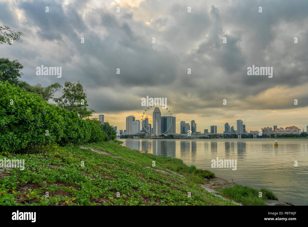 Singapur - 15. Mai 2018: Sonnenuntergang in Singapur mit Ufer und die Stadt. Stockfoto