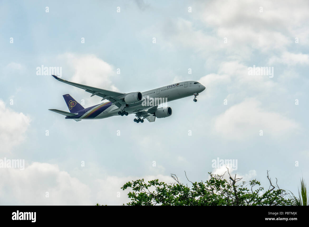 Tha Airways Airbus350-900 Landung am Flughafen Changi in Singapur Stockfoto