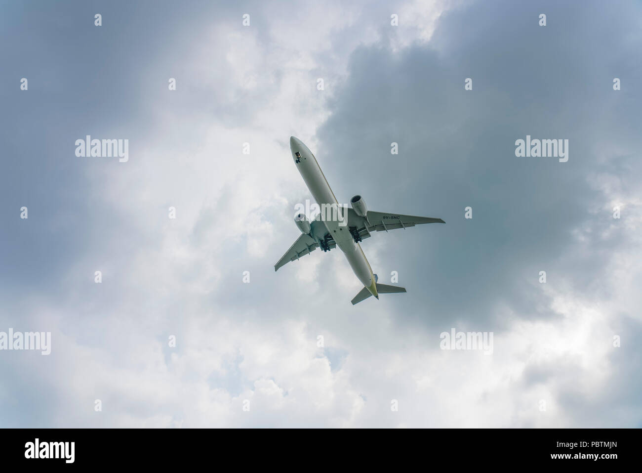 Singapur - 03. Juni 2018: Airliner im Endanflug in Changi Airport Stockfoto