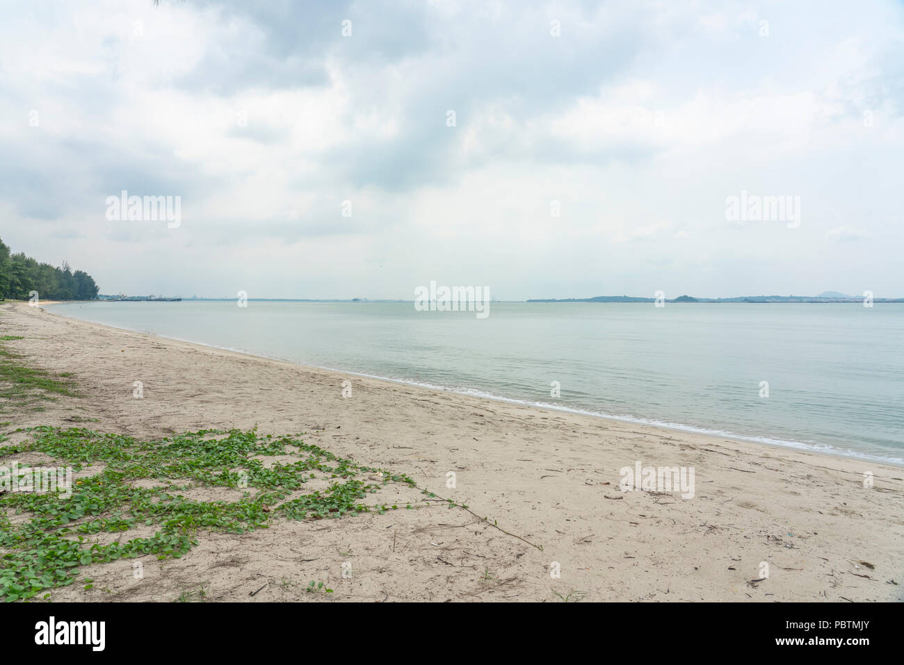 Singapur - 03. Juni 2018: der Tag auf den leeren Changi Beach an einem bewölkten Tag Stockfoto
