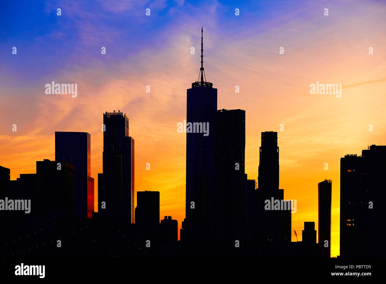 Skyline von New York City Silhouette, bei Sonnenuntergang, USA. Stockfoto
