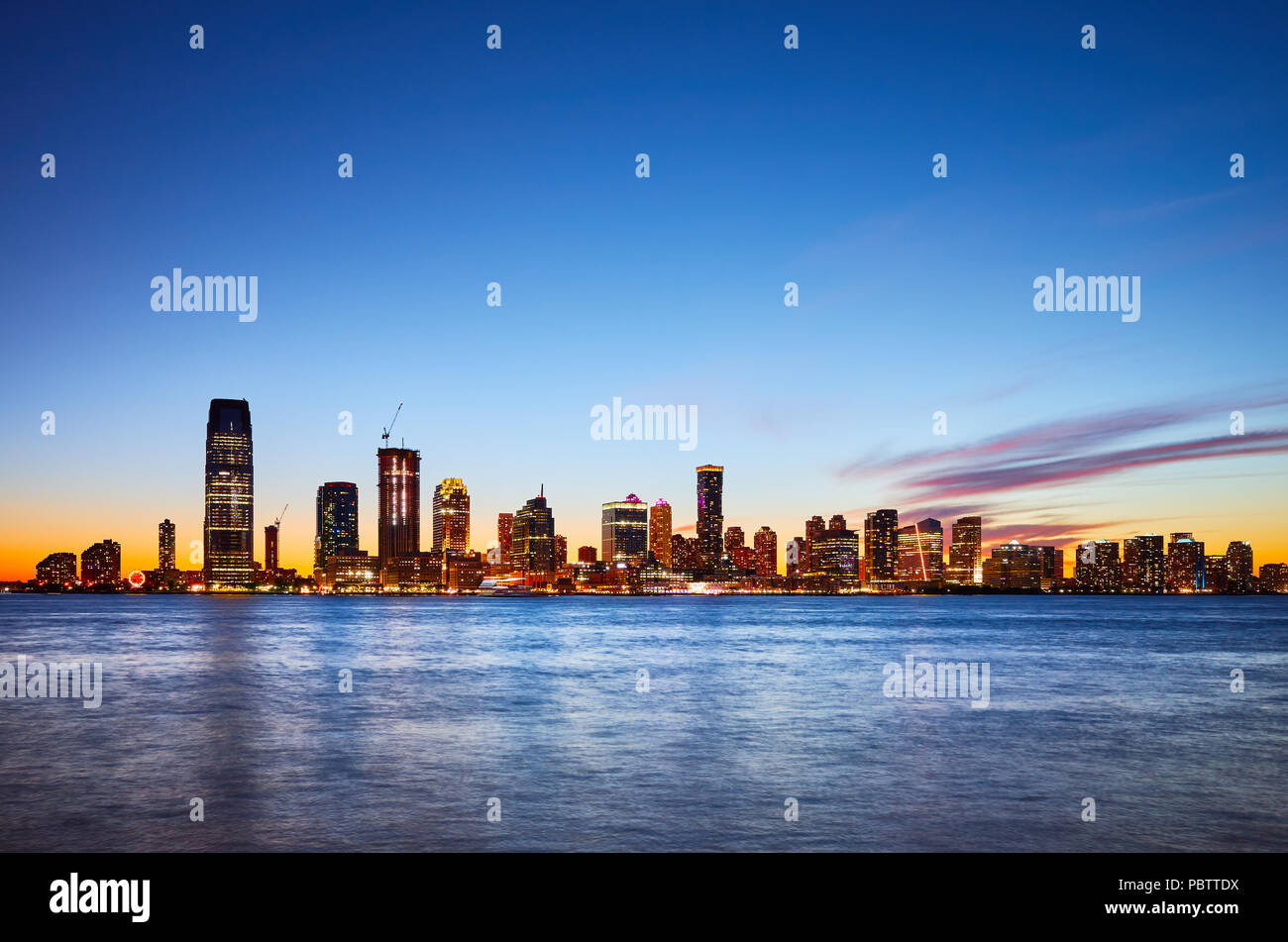 Jersey City Skyline im Sonnenuntergang, USA. Stockfoto
