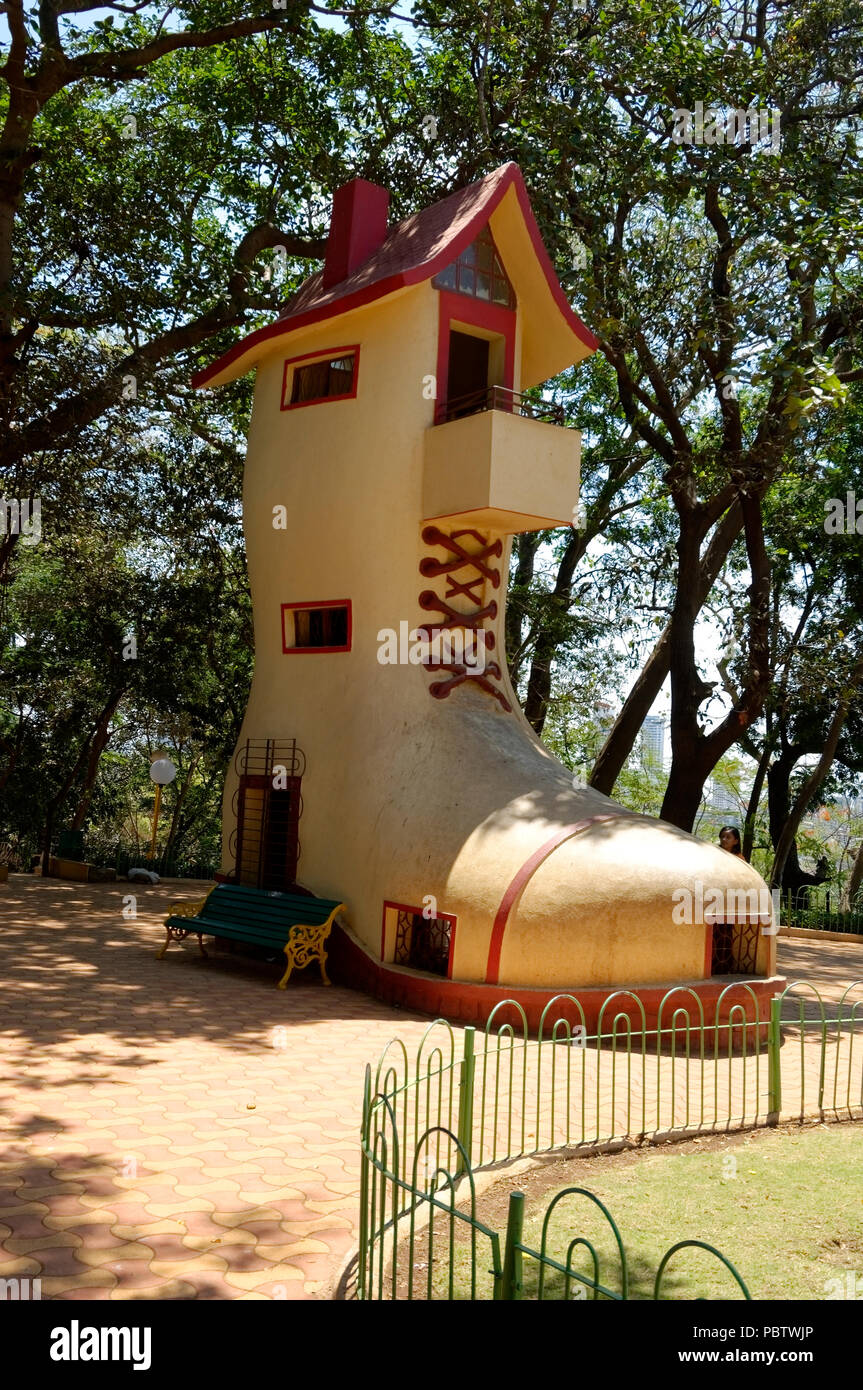 Die Riesigen Konkrete Schuh Haus Fur Kinder In Den Hangenden Garten Und Dem Angrenzenden Kamala Nehru Park In Malabar Hill District Der Stadt Mumbai Indien Asien Stockfotografie Alamy