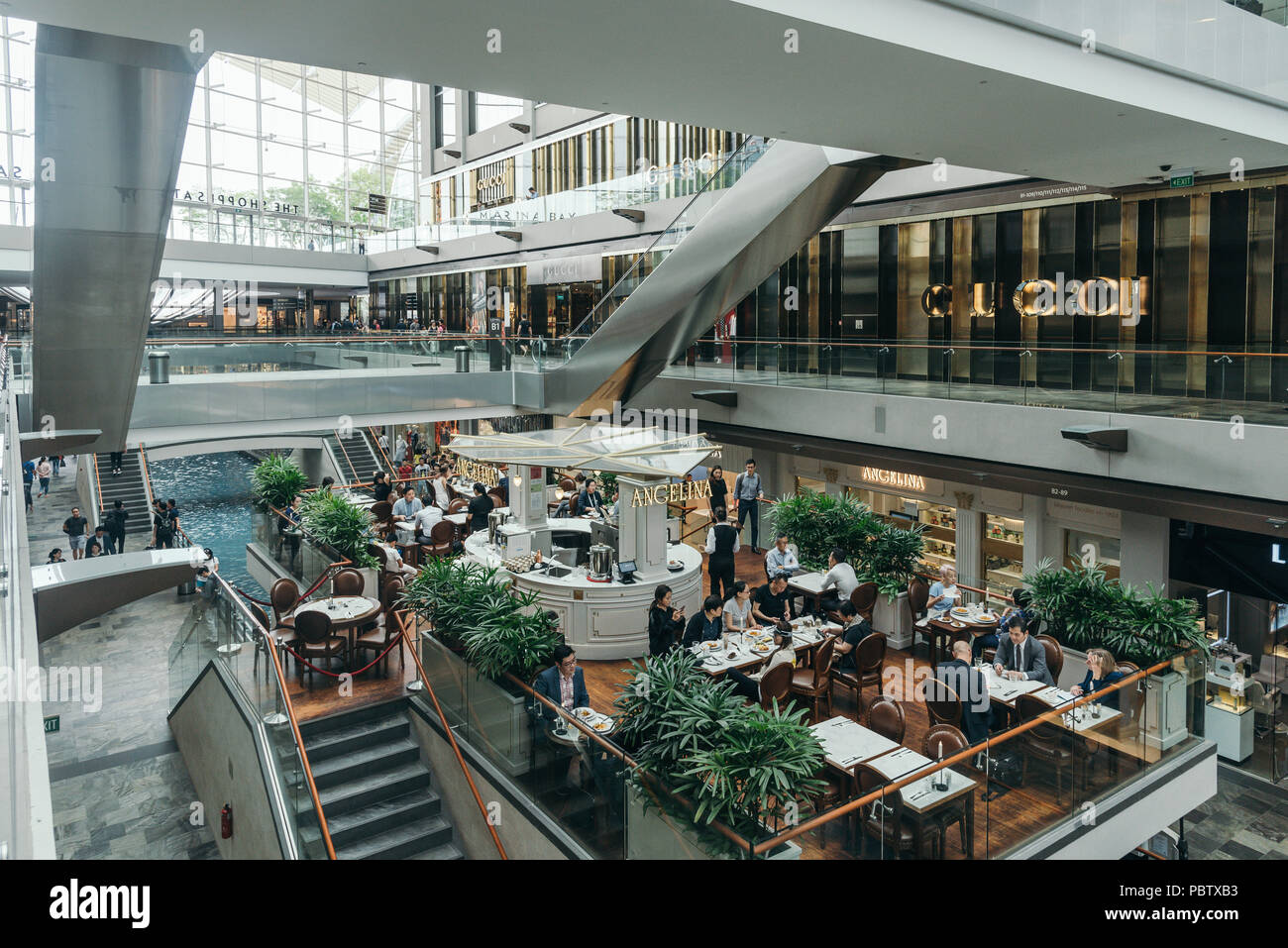 Luxus cafe Innenraum Im Shoppes in Marina Bay Sands. Singapur Stockfoto