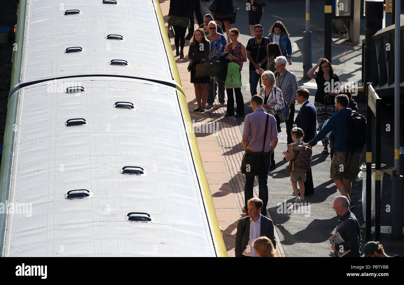 Die Passagiere an Bord eines Merseyrail Zug bei Hunts Cross Station in Liverpool. Stockfoto