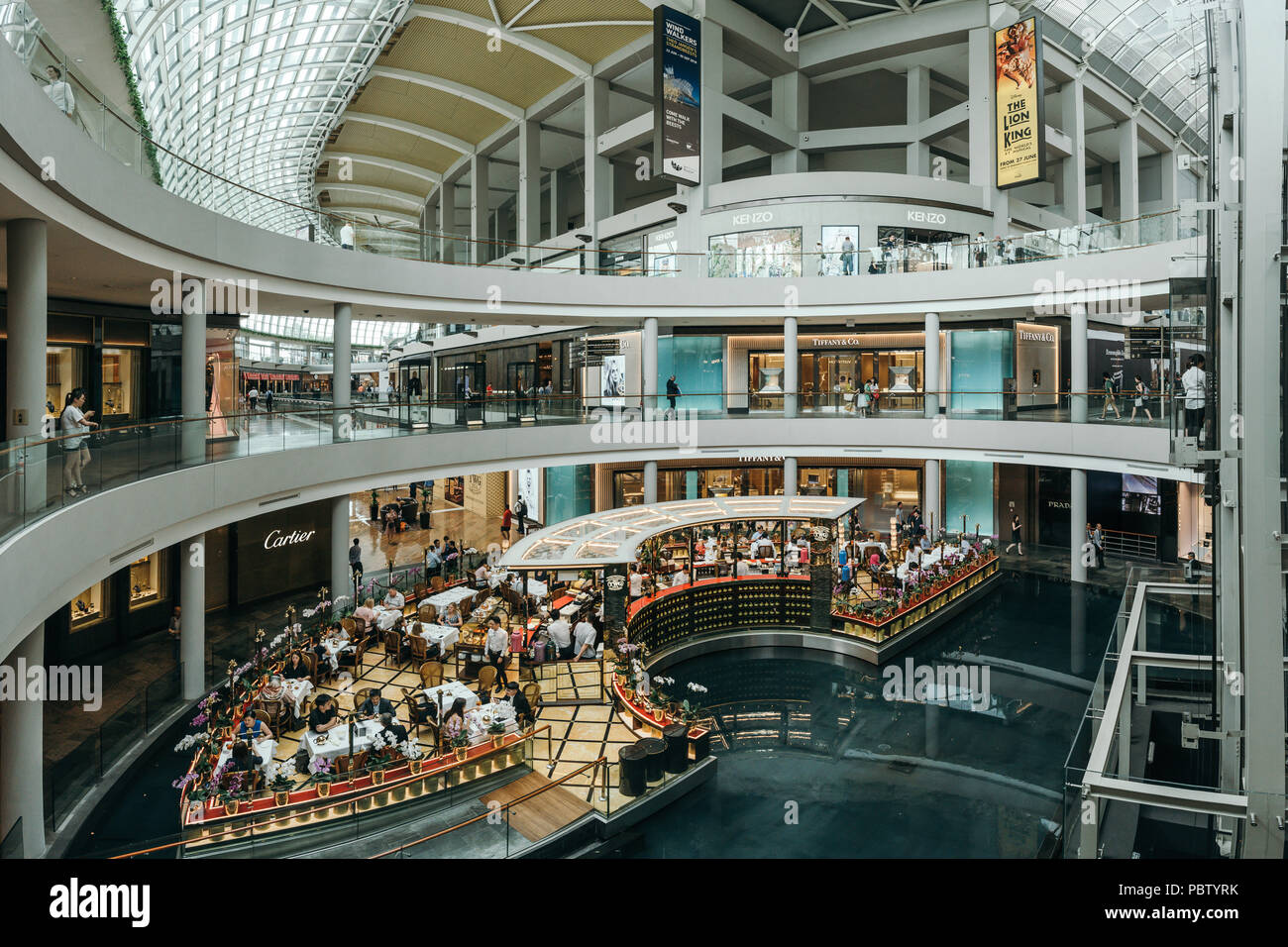 Luxus cafe Innere in der Marina Bay Sands Shopping Mall. Singapur Stockfoto
