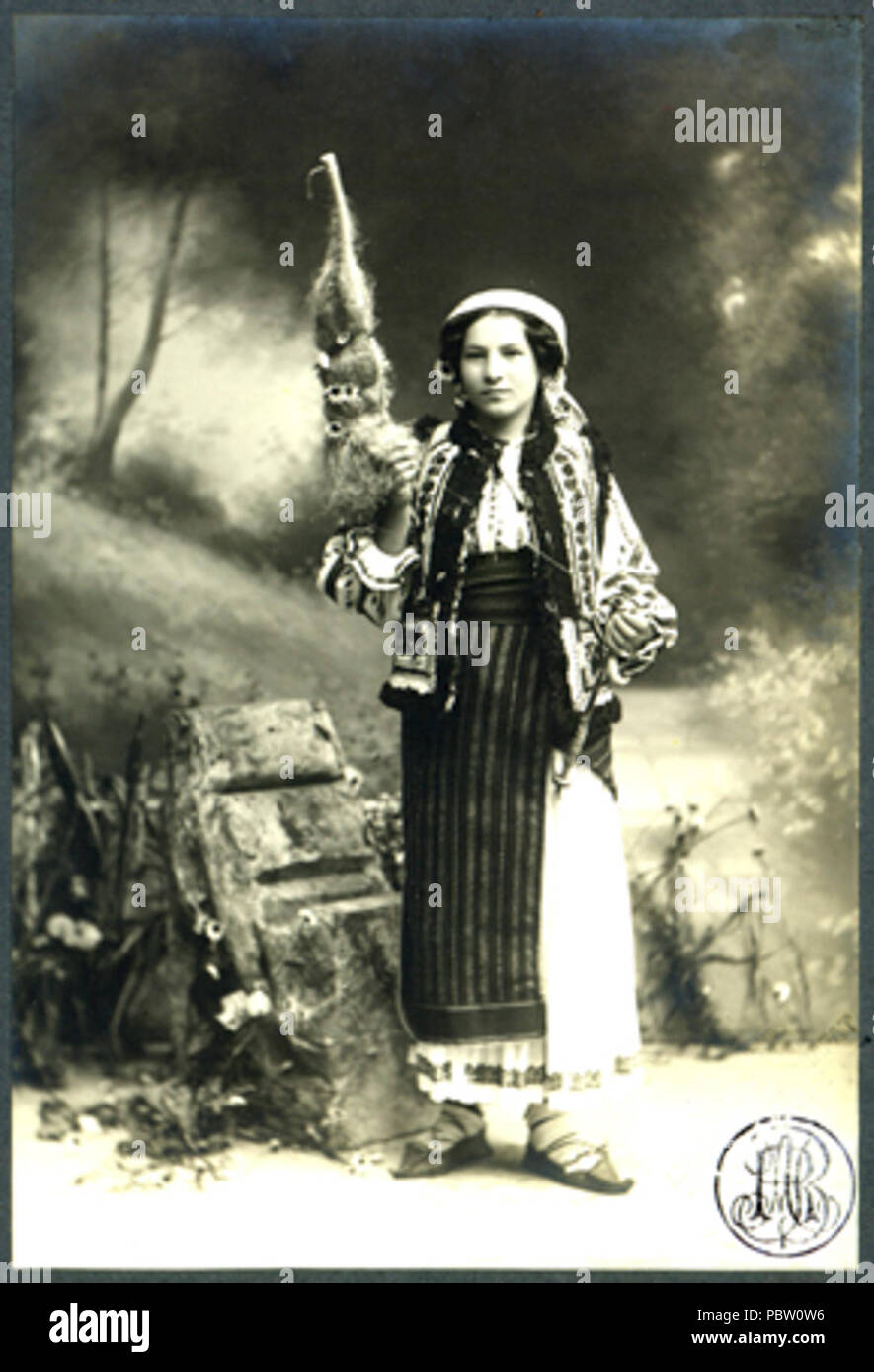 Adler - Costum beliebte românesc din Tulgheş tânără torcând. Stockfoto