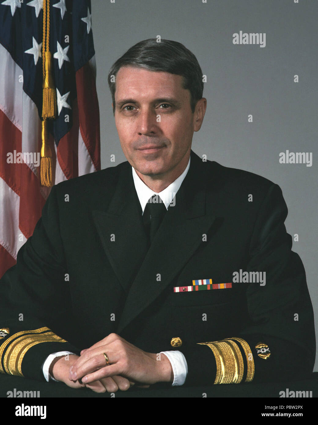 Admiral Stumbaugh. Porträt: US Navy (USN) Konteradmiral (RADM) (obere Hälfte) Everette D. Stumbaugh Stockfoto