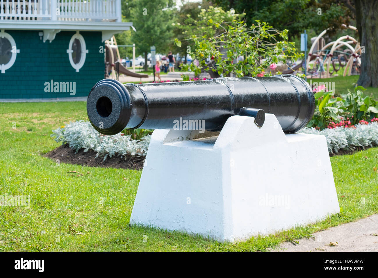 Historische Kanone auf Anzeige in Couchiching Park in Orillia Ontario Kanada. Stockfoto