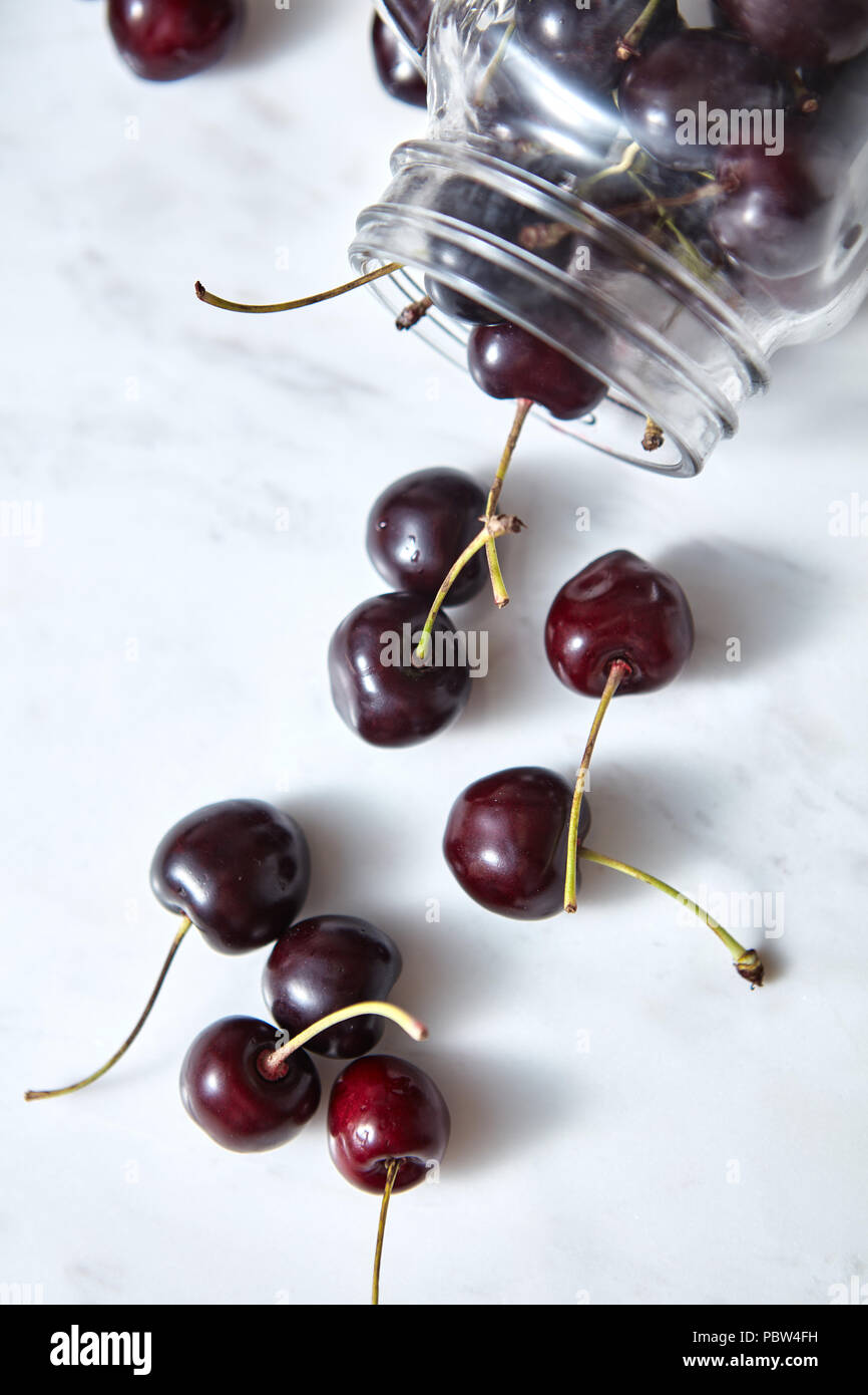 Frische natürliche Bio Kirschen auf weißem Hintergrund für die leckere natürliche Jam. Ansicht von oben. Stockfoto