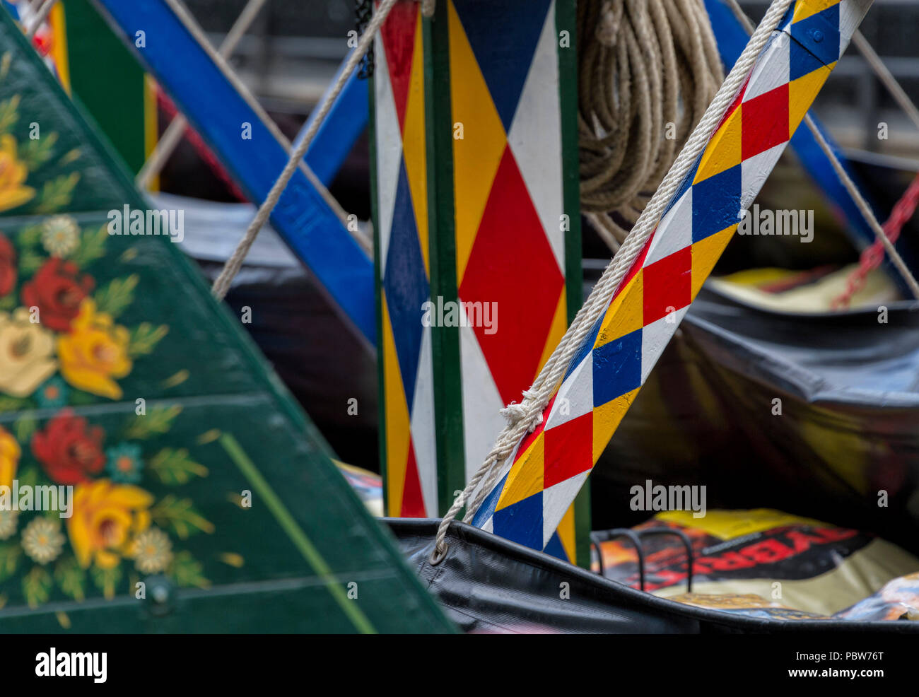 Bunte Hausboote auf dem Grand Union Canal Cassiobury Watford Hertfordshire Stockfoto