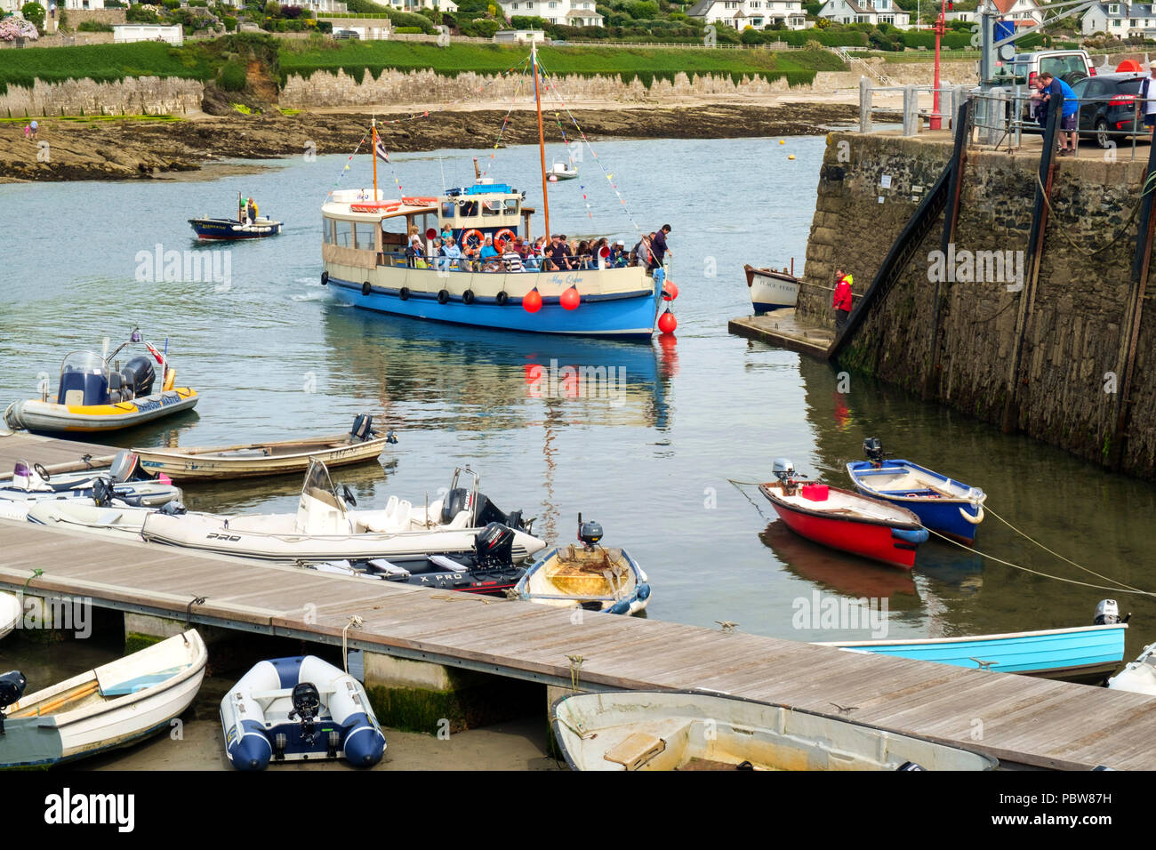 26. Juli 2017 - St. Mawes, Cornwall die Passagiere auf den Mai Königin eine kleine Personenfähre, Ankunft am Hafen an einem Sommernachmittag in St Mawes, Roseland Halbinsel, Cornwall, Großbritannien Stockfoto