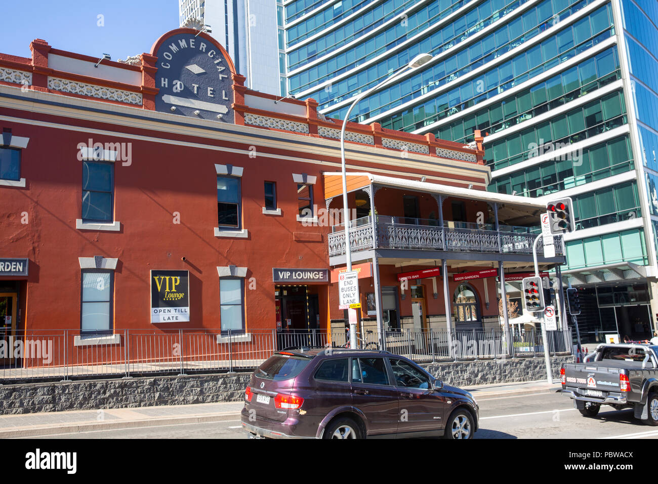 Entwicklung in Parramatta City Center, neue Bürogebäude neben kommerziellen Erbe Public House, Western Sydney, Australien Stockfoto