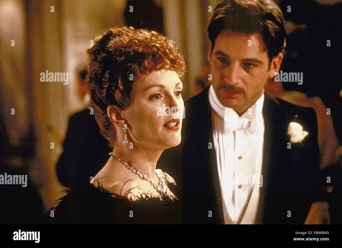 Ein idealer Gatte 1999 Arts Council England Film mit Julianne Moore als Mrs Cheveley und Rupert Everett als Lord Goring Stockfoto