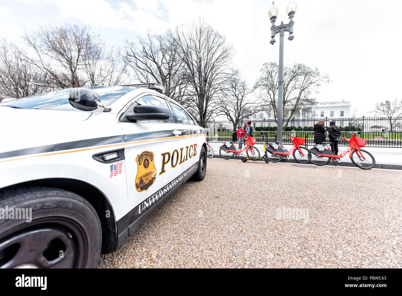 Washington DC, USA - 9. März 2018: Menschen im White House Präsident Gebäude in der Hauptstadt der Vereinigten Staaten, Nahaufnahme der Polizei Auto, Zeichen, Zaun Stockfoto