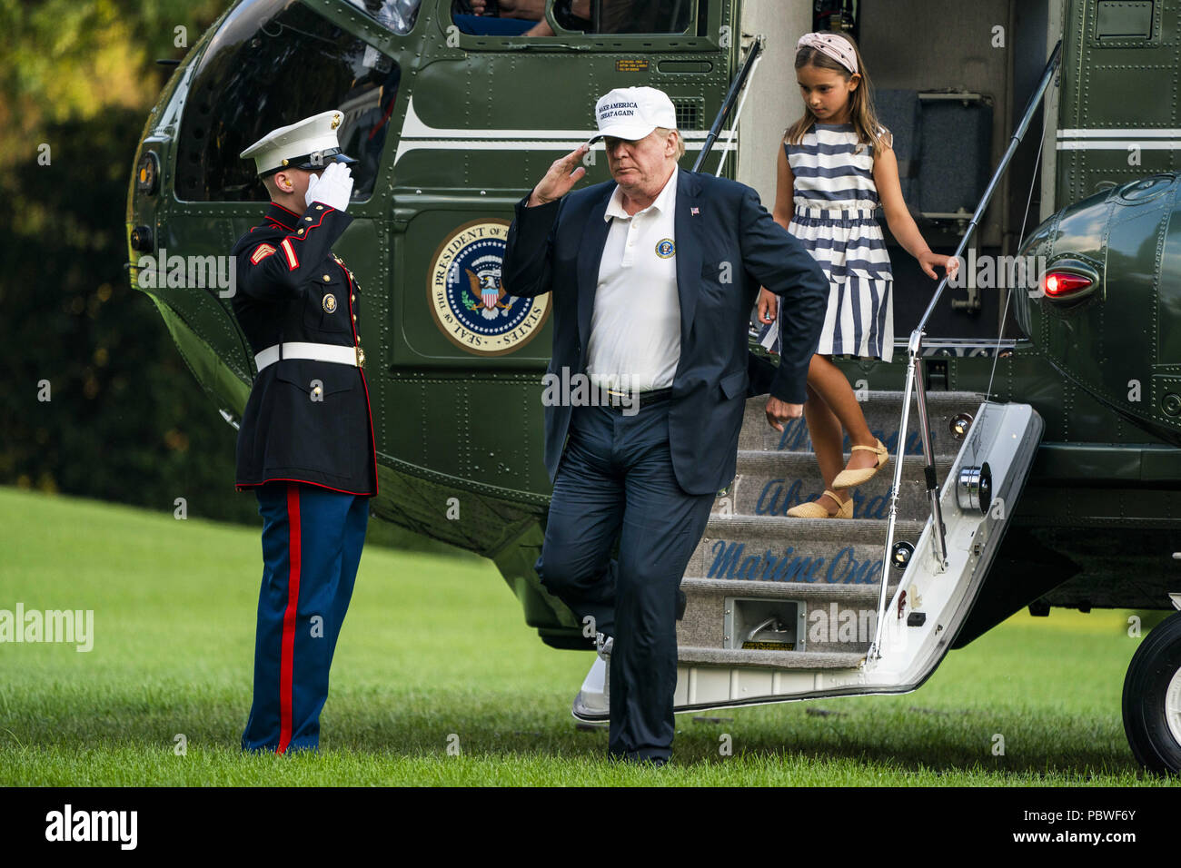 Washington, District of Columbia, USA. 29. Juli, 2018. Us-Präsident Donald J. Trumpf (L) und seine Enkelin Arabella Rose Kushner (R) gehen weg von Marine One, wie sie von einem Wochenende in Bedminster, New Jersey im Weißen Haus in Washington, DC, USA, 29. Juli 2018. Am Tag zuvor hatte der Präsident ging noch einmal nach den Medien auf Twitter und nannte sie die "Feind der Menschen." Quelle: Jim LoScalzo/Pool über CNP Credit: Jim Loscalzo/CNP/ZUMA Draht/Alamy leben Nachrichten Stockfoto