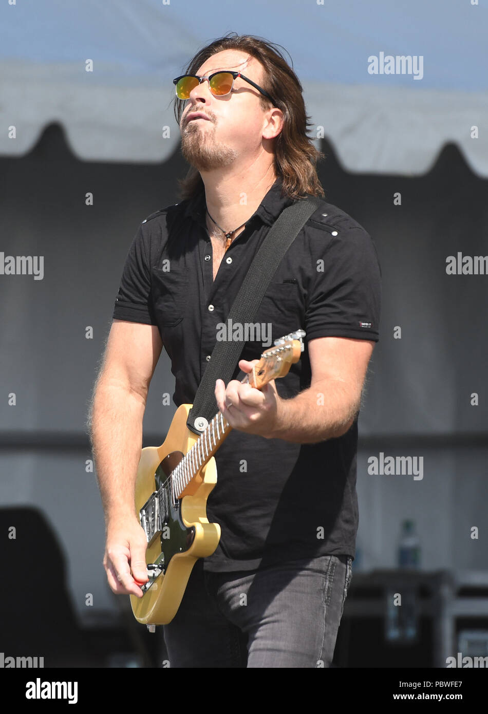Readington, NJ: - Juli 29: Kurt Griffey von Creedence Clearwater Revisited führt während der 36. jährlichen QuickChek New Jersey Festival der Ballonfahrten an Solberg Flughafen in Readington, NJ. Quelle: John Palmer/Medien Punch Stockfoto