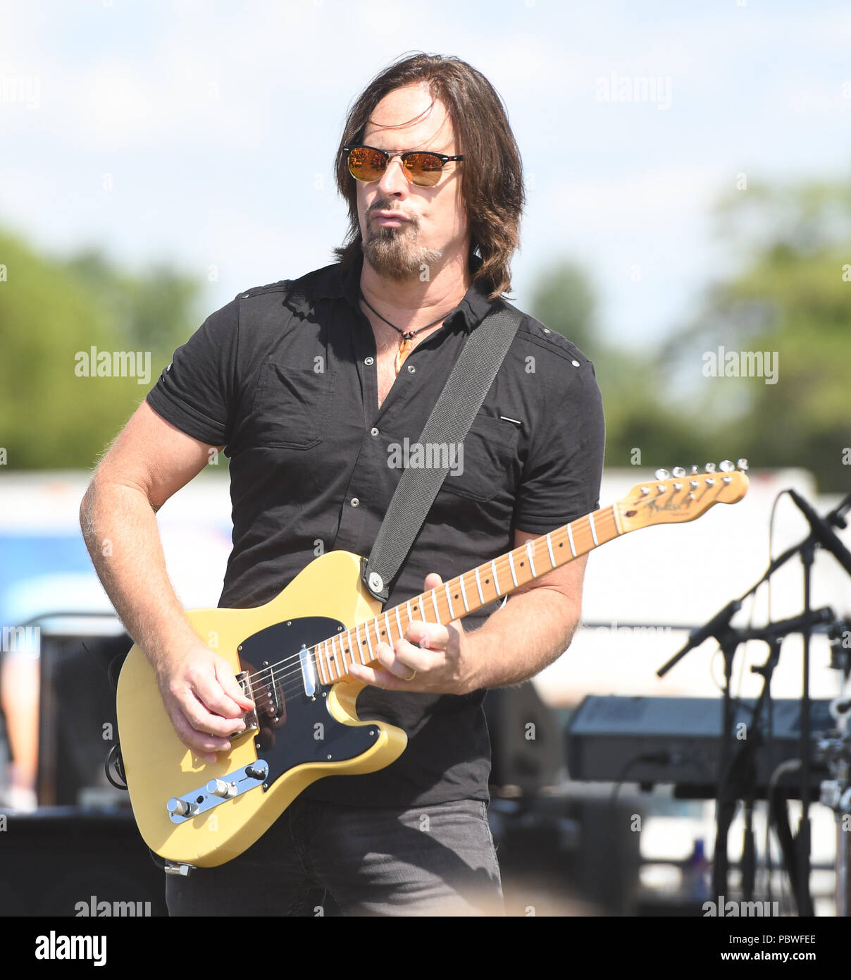 Readington NJ Juli 29 Kurt Griffey von Creedence Clearwater Revisited fuhrt wahrend der 36. jahrlichen QuickChek New Jersey Festival der Ballonfahrten an Solberg Flughafen in Readington NJ. Quelle Joh...