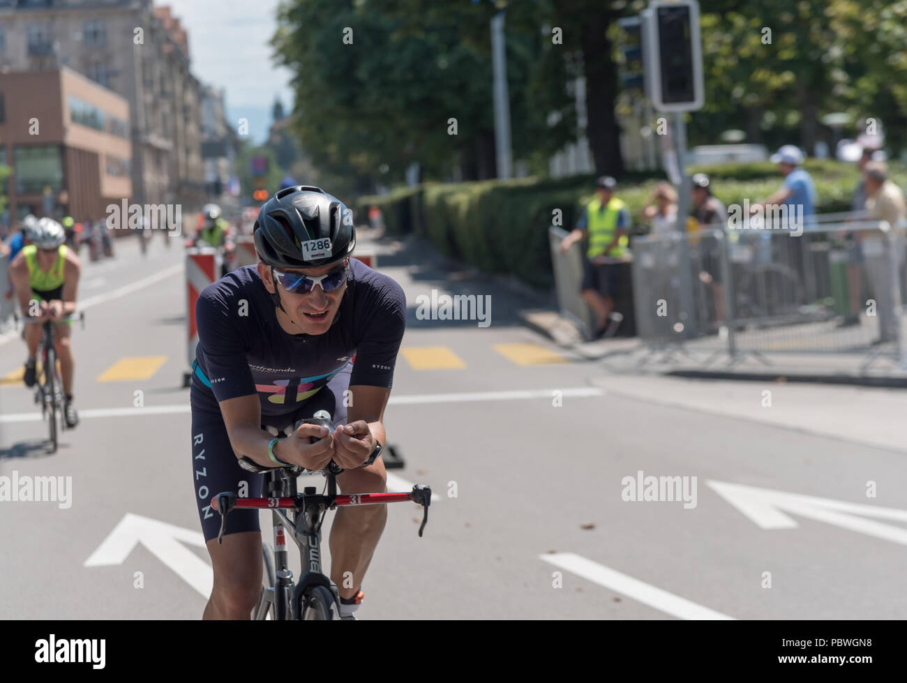 Die Schweiz, 2018, Ironman Triathlon: Radtouren Kurs. Mehrere Kandidaten Radfahren durch die Stadt Zürich, Bellevue. Stockfoto
