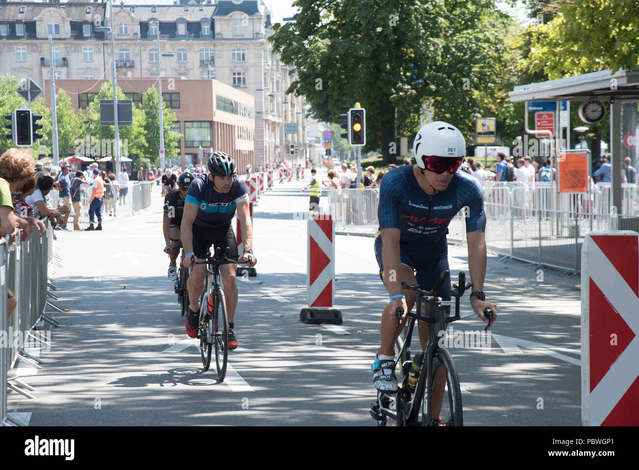 Die Schweiz, 2018, Ironman Triathlon: Radtouren Kurs. Mehrere Kandidaten Radfahren durch die Stadt Zürich, Bellevue. Stockfoto