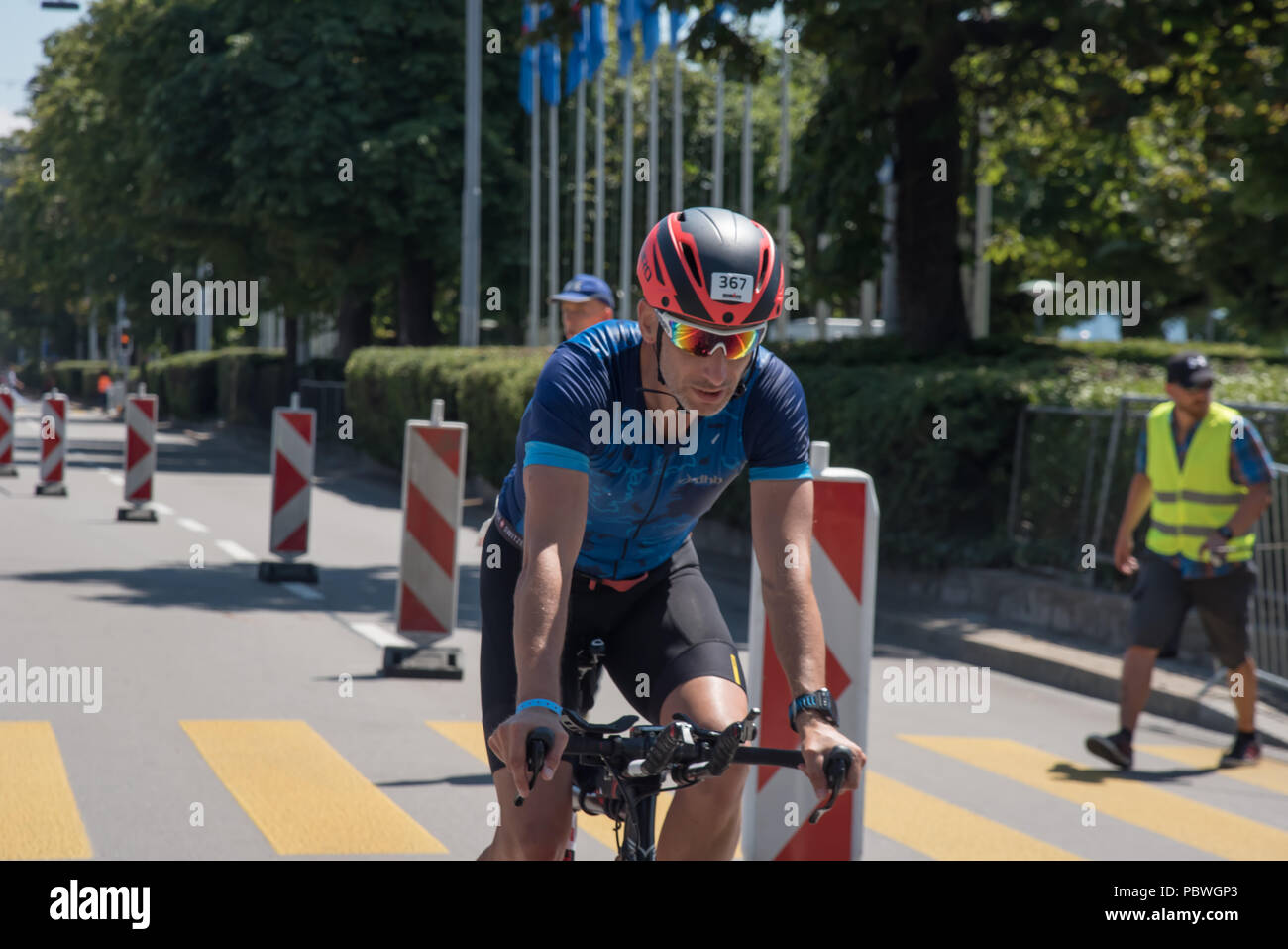 Die Schweiz, 2018, Ironman Triathlon: Radtouren Kurs. Ein Kandidat Radfahren durch die Stadt Zürich, Bellevue. Stockfoto