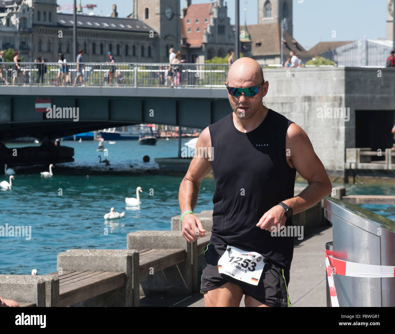 Die Schweiz, 2018, Ironman Triathlon: Laufstrecke. Mehrere Kandidaten, die durch die Stadt Zürich, Bellevue. Stockfoto