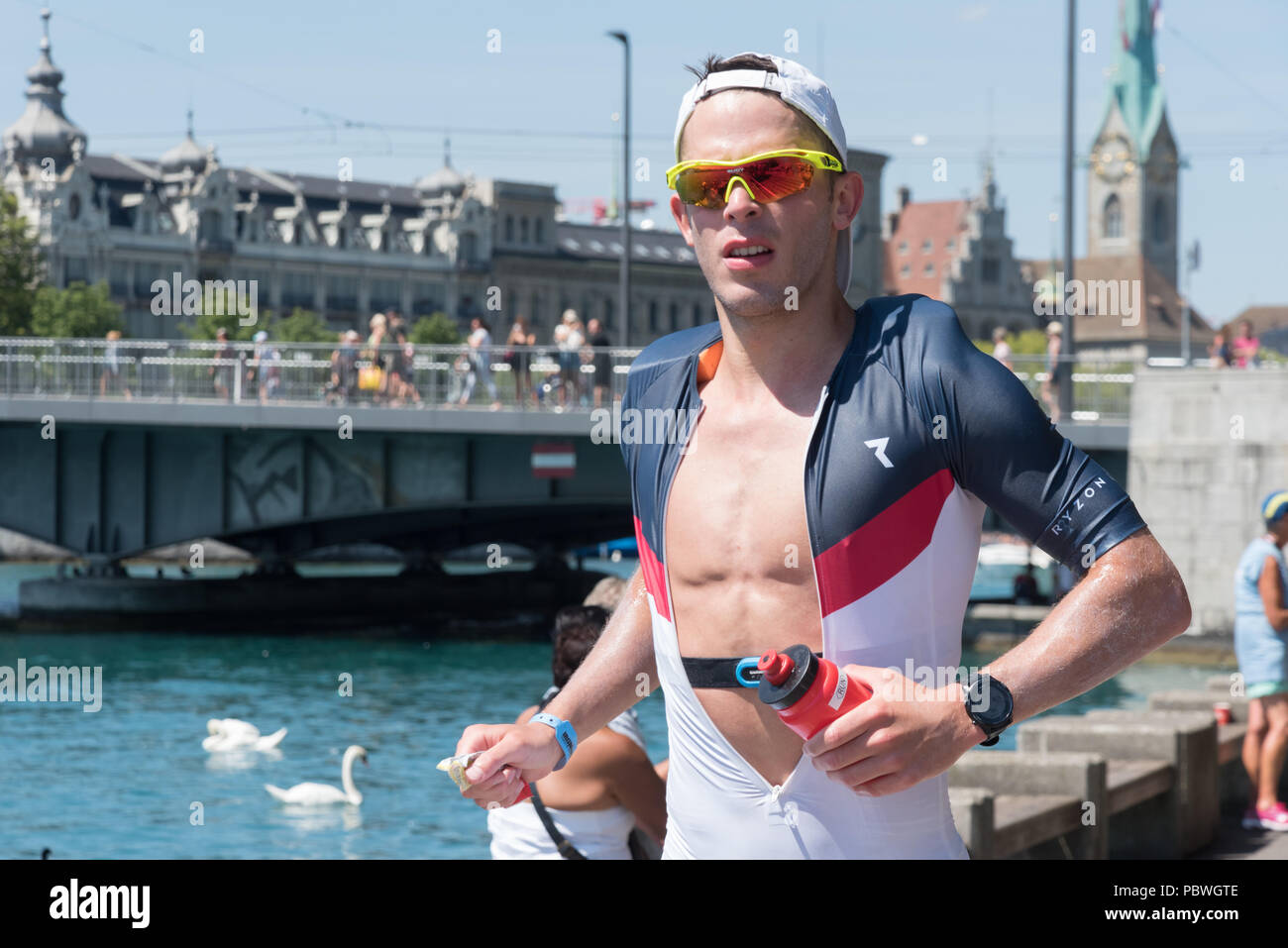 Die Schweiz, 2018, Ironman Triathlon: Laufstrecke. Ein Kandidat, der durch die Stadt Zürich, Bellevue. Stockfoto