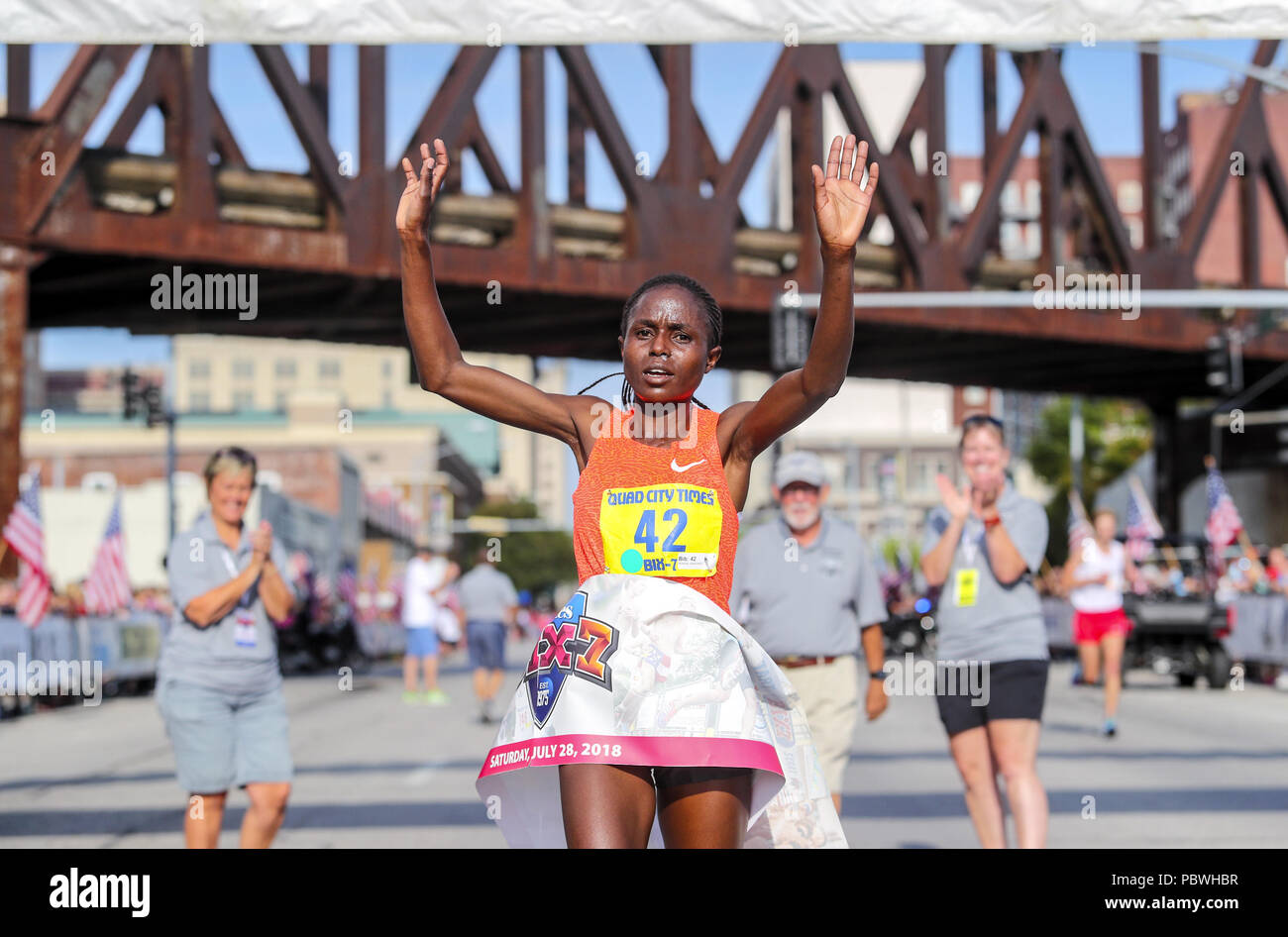 Davenport, Iowa, USA. 28. Juli 2018. Margaret Muriuki von Kenia überquert die Ziellinie als Sieger der Frauen der Viererkabel-Stadt setzt Zeit Bix 7 Samstag, Juli 28, 2018 in Davenport, Iowa. Credit: Andy Abeyta, Viererkabel - Zeiten/Viererkabel - Zeiten/ZUMA Draht/Alamy leben Nachrichten Stockfoto