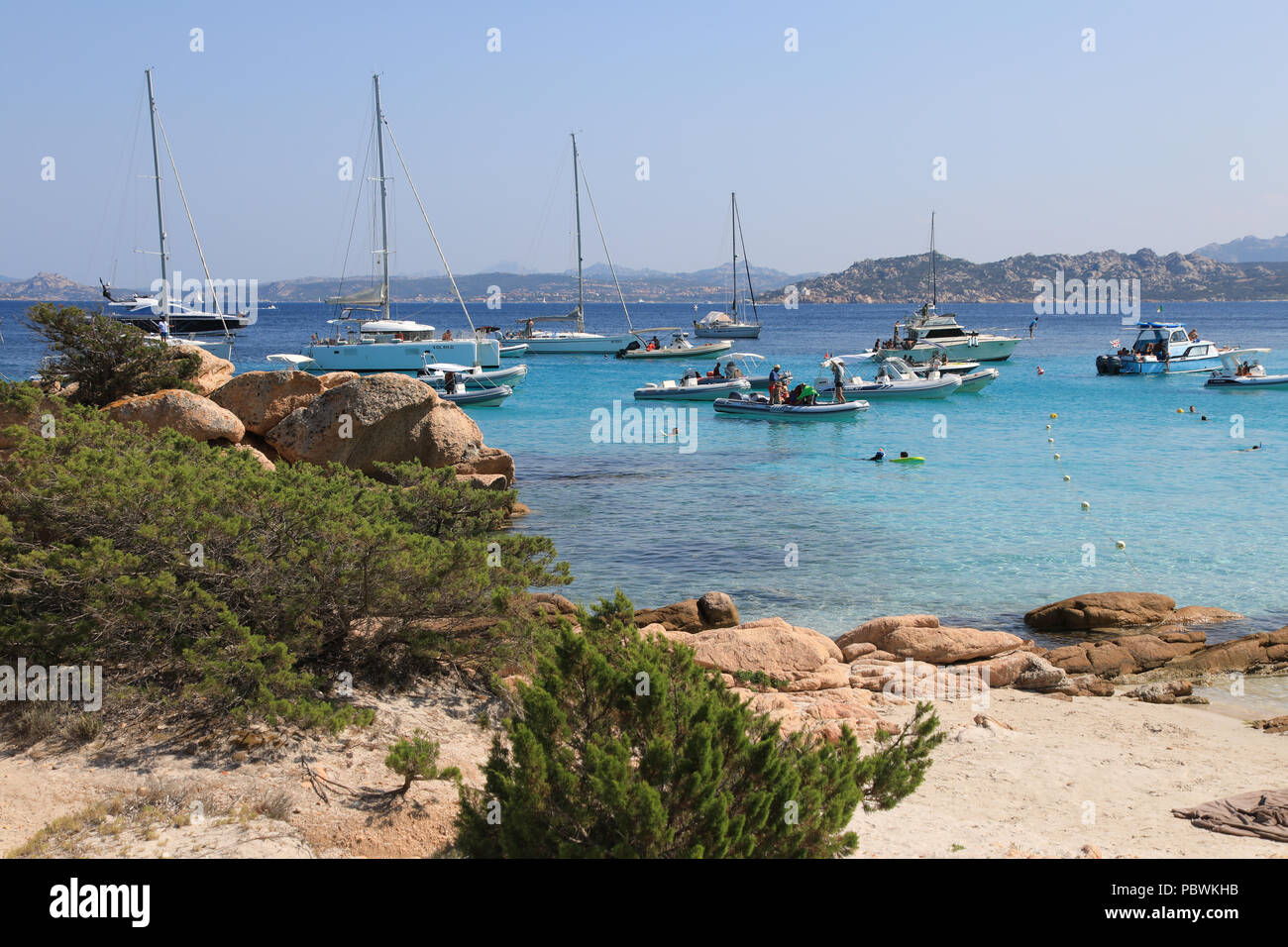 Sardinien, Italien. 30. Juli, 2018. Das türkisfarbene Wasser in Cala Soraya, Spragni Insel mit vielen Holiday Maker Yachten und Boote vor der Küste vor Anker. Spragni ist eine der sieben Inseln der La maddalanea Inselgruppe vor der Nordküste Sardiniens Credit: WansfordPhoto/Alamy leben Nachrichten Stockfoto