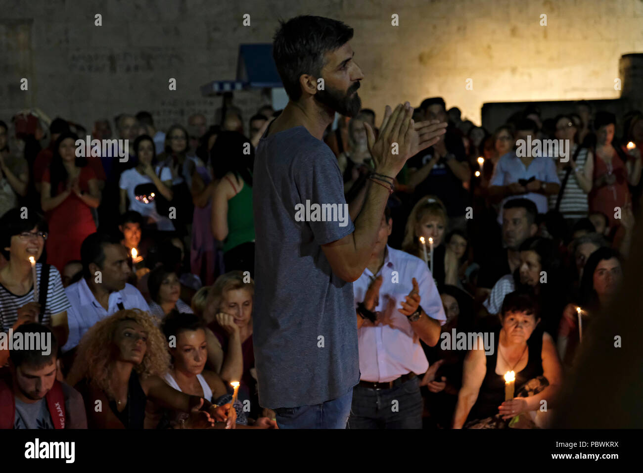 Athen, Griechenland. 30. Juli 2018. Menschen, Teilnahme an einer Mahnwache vor dem griechischen Parlament an die Opfer der schlimmsten Waldbrände, die behauptet hat Kerben der leben gedenken. Alexandros Michailidis/Alamy leben Nachrichten Stockfoto