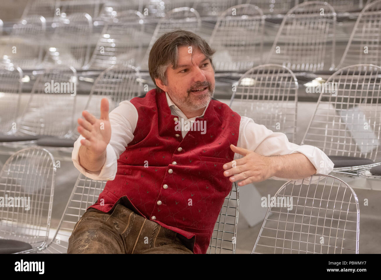 Blaibach ab, Deutschland. 26 Juni, 2018. Thomas Bauer, Initiator der Konzertsaal Blaibach ab, sitzt in der Konzerthalle. Foto: Armin Weigel/dpa/Alamy leben Nachrichten Stockfoto