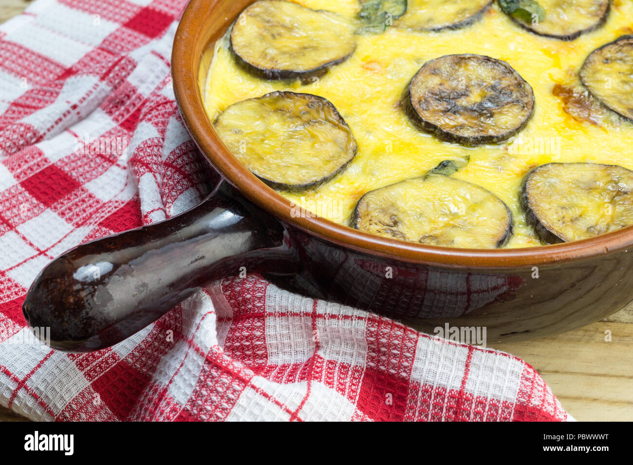 Moussaka Auflauf in Ton Teller servieren Nahaufnahme Stockfoto