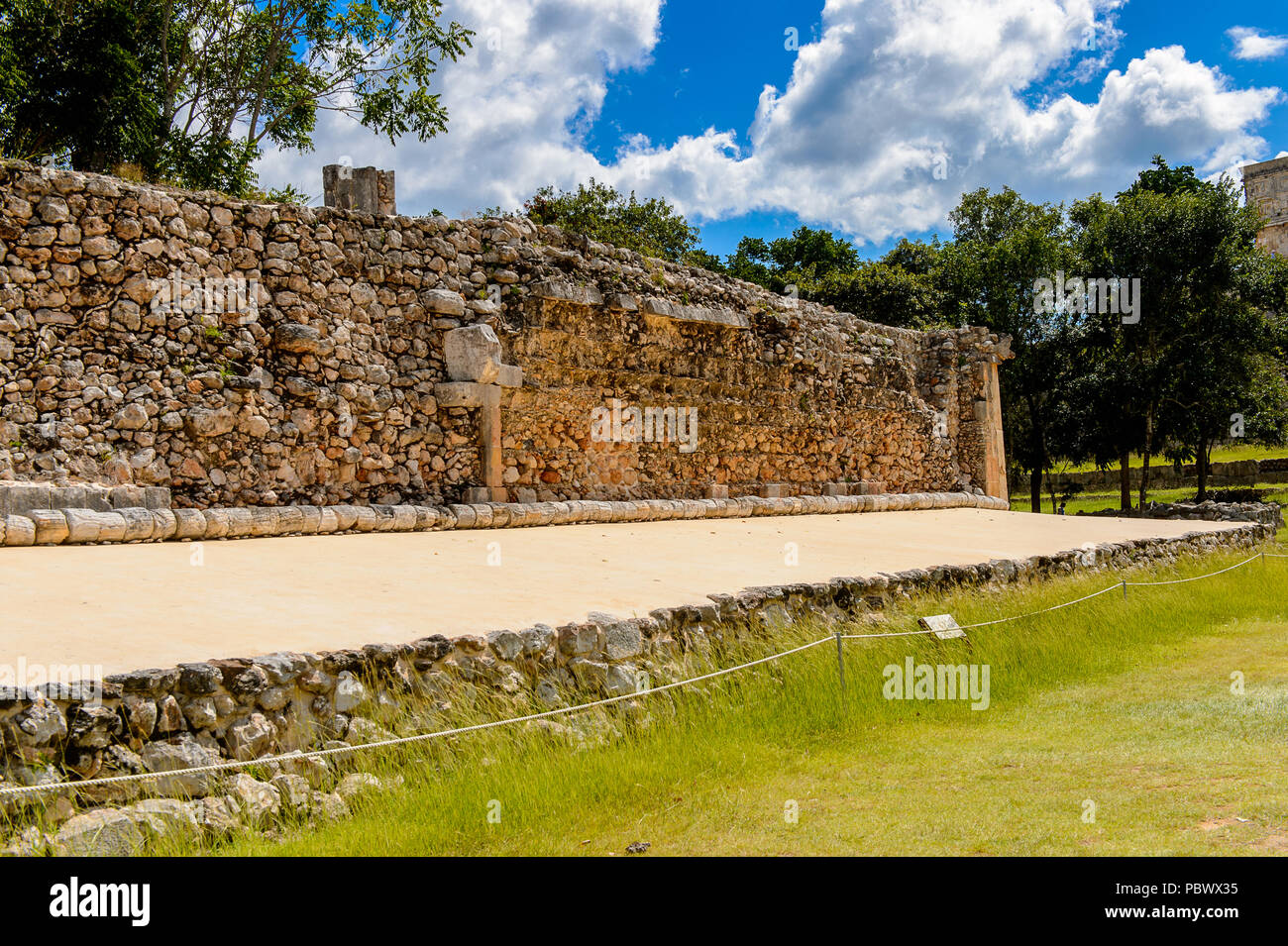 Ball Court, Uxmal, einer alten Maya Stadt der Klassischen Periode. Eine der wichtigsten archäologischen Stätten der Maya Kultur. UNESCO-Welterbe Stockfoto