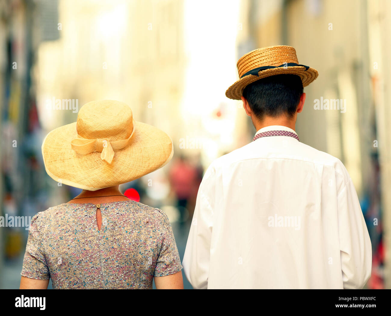 Zwei anonyme Figuren tragen Strohhüte Stockfoto