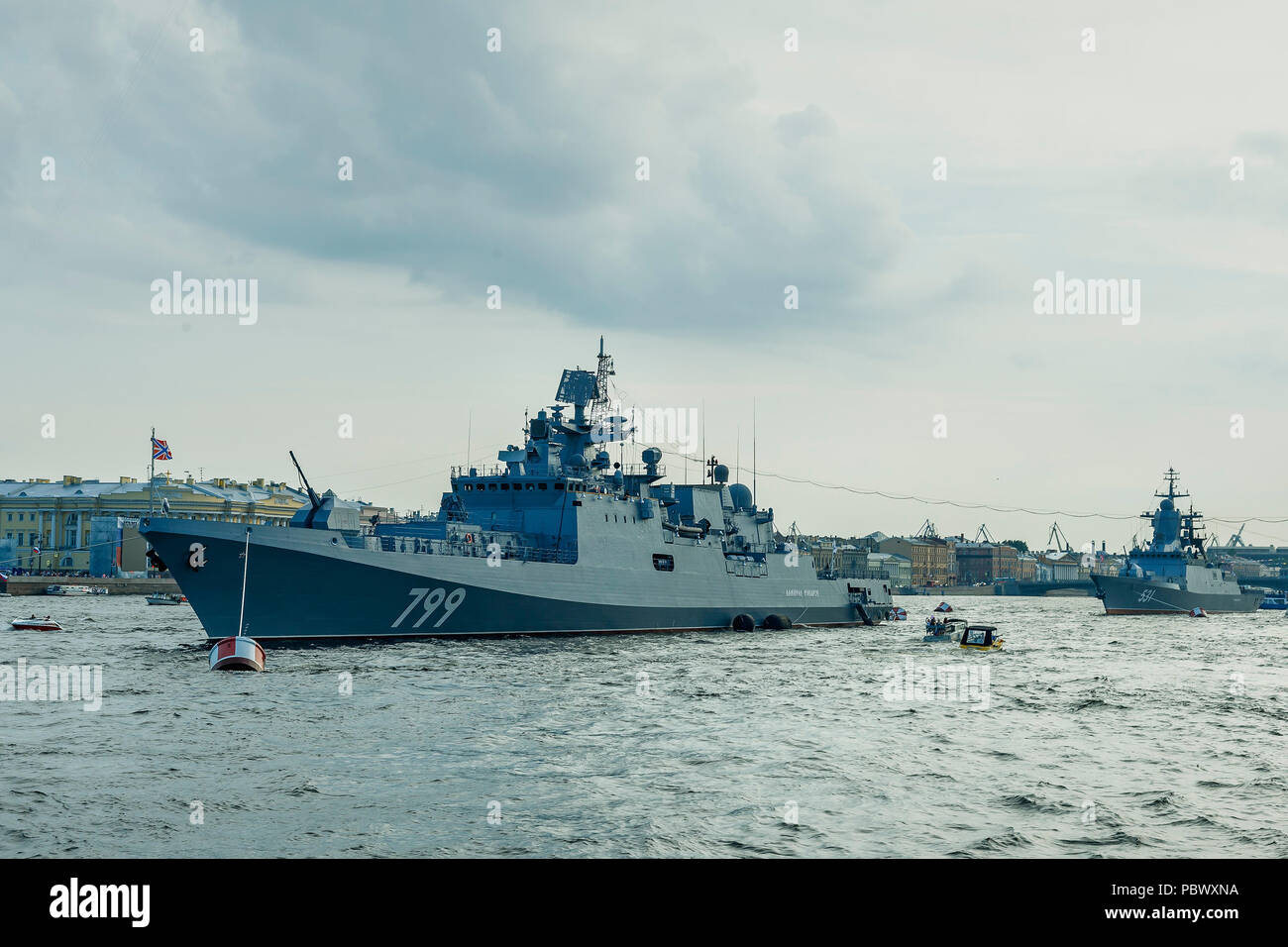 Die Bildung von kriegsschiffen an der Newa in St. Petersburg vor der Parade zu Ehren der russischen Marine Stockfoto