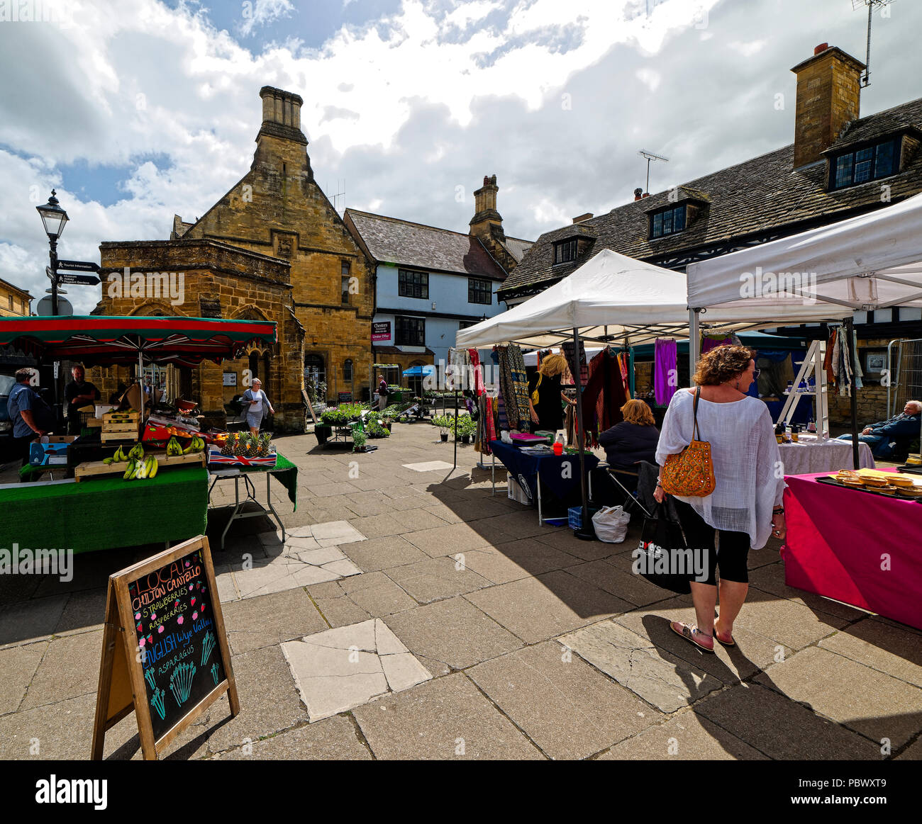 Straßenszene in Sherborne; eine Stadt in Dorset England UK Stockfoto