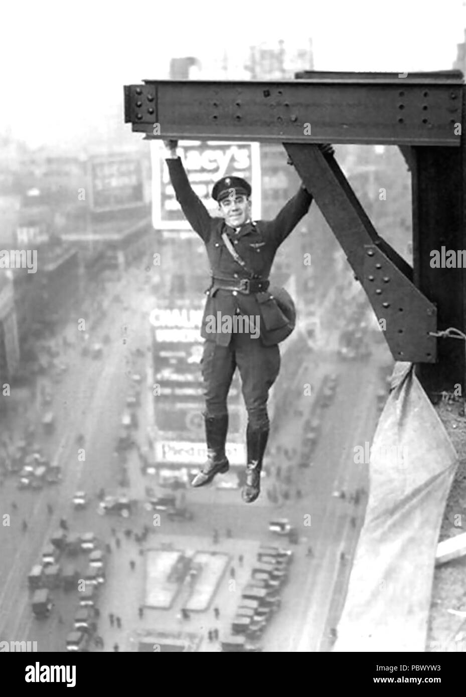 NEW YORK POLIZIST hängen von einem Wolkenkratzer über 1920 Stockfoto