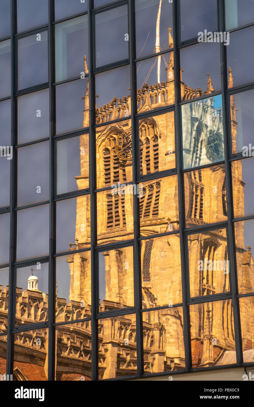 Rumpf Pfarrkirche in modernes Gebäude gegenüber dem Stockfoto