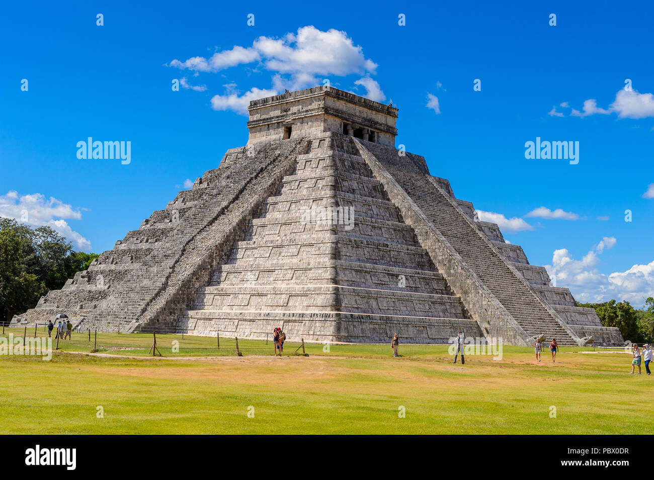 El Castillo (Tempel des Kukulcan), einer Mesoamerikanischen Schritt-Pyramide, Chichen Itza. Es war ein großes präkolumbischen Stadt gebaut Von der Maya der Termin Stockfoto