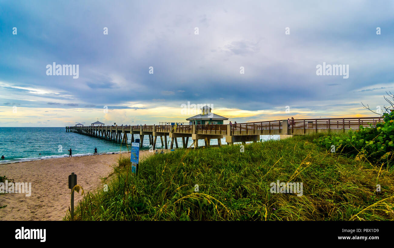 Juno Beach Pier vor einem drohenden Sturm Stockfoto