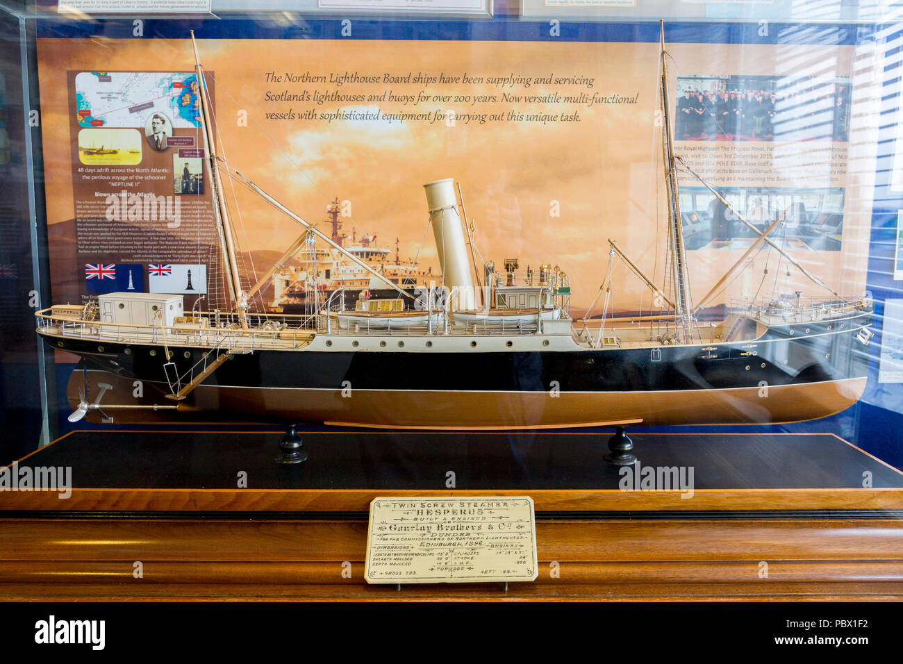 Ein Modell des Northern Lighthouse Board Schiff "Hesperus" in einer Vitrine im Museum in Oban, Argyll und Bute, Schottland, UK angezeigt Stockfoto