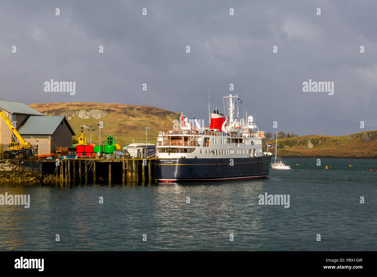 Die 'Hebridean Princess' ein luxuriöses Kreuzfahrtschiff der Northern Lighthouse Board Depot in Oban, Argyll und Bute, Schottland, UK Anker Stockfoto