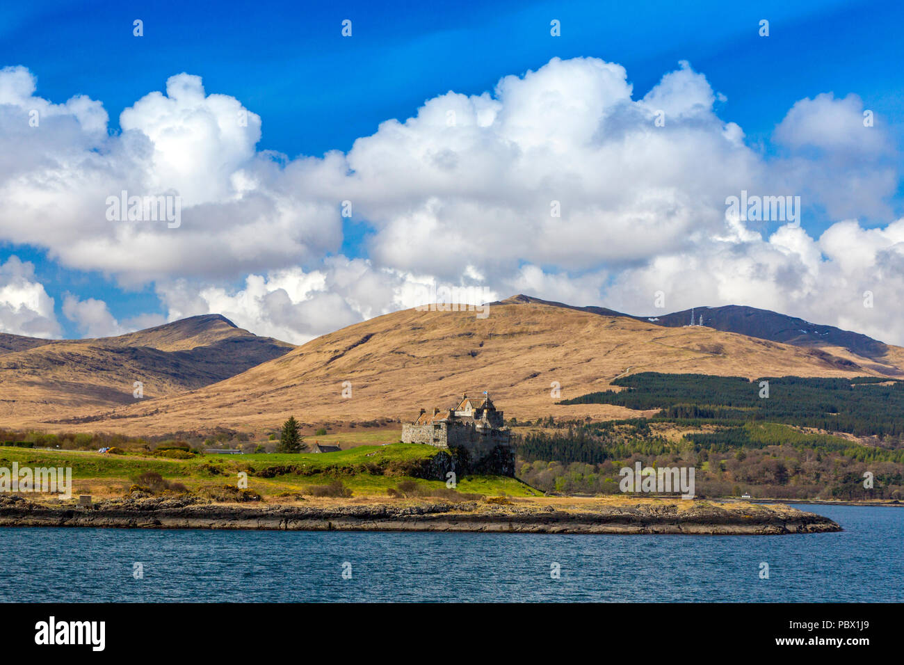 Historische Duart Castle steht auf einem prominenten Ort mit Blick auf den Sound of Mull auf der Isle of Mull, Argyll und Bute, Schottland, Großbritannien Stockfoto