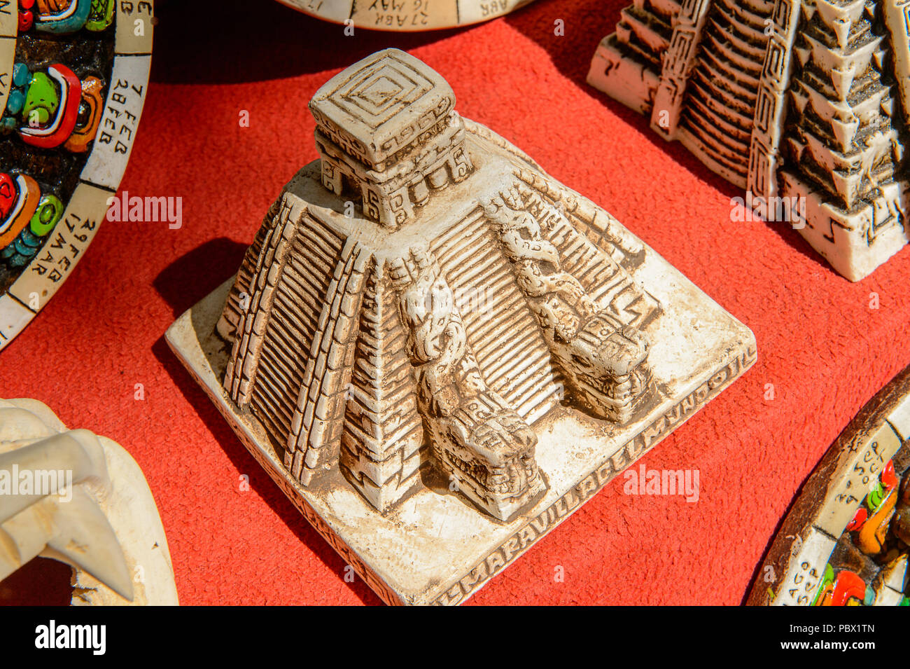Mayan souvenirs chichen itza mexico -Fotos und -Bildmaterial in hoher