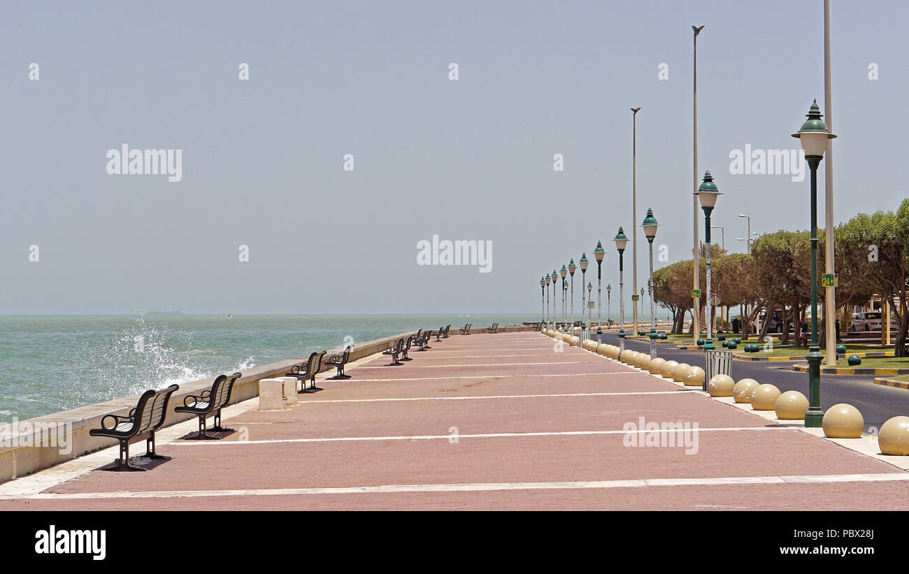 Leere Küste entlang der Promenade am Tag in Kuwait. Stockfoto