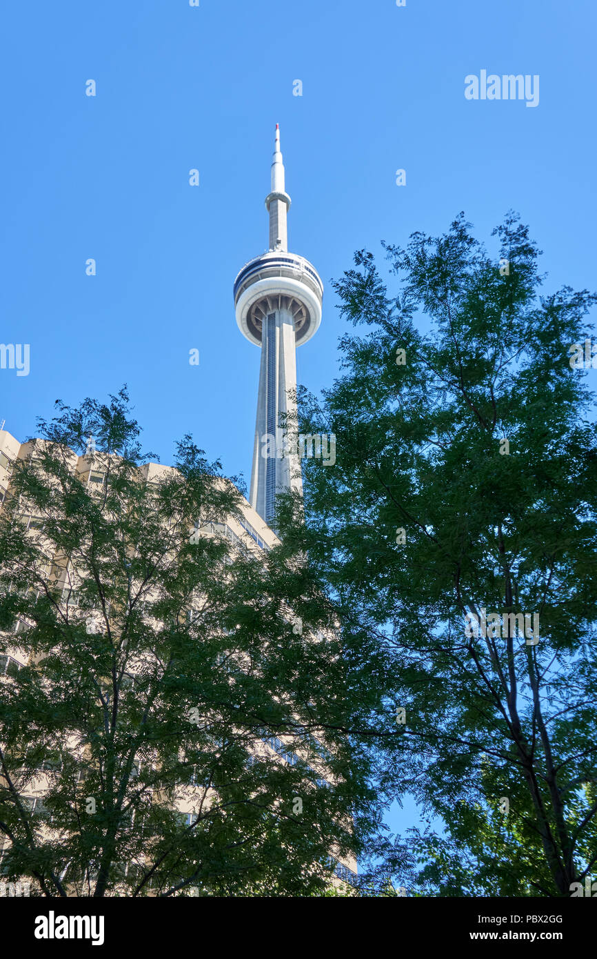 TORONTO, KANADA - 15. JULI 2018: die malerischen Blick auf den CN Tower in Toronto, Ontario, Kanada. CN Tower ist der weltweit 9. höchste frei stehende Struktur, und Stockfoto